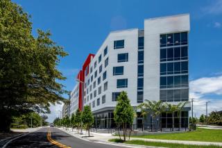 Kompose Boutique Miami Airport - 6