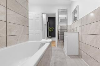 Sleek 2-Bed Flat Near Central London Parking Included - Londra - 4