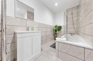 Sleek 2-Bed Flat Near Central London Parking Included - Londra - 2
