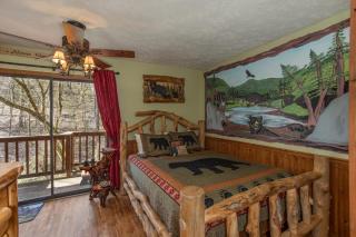 Bear Mountain Hollow-FREE Dollywood ticket- cozy cabin with a hot tub, arcade & deck close to town - 3