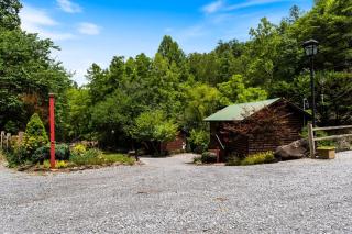 Cabin 7 Peaceful Cabin with Fire Pit, Hot Tub and Nature Trails - Sevierville - 4