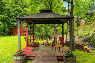 Cabin 7 Peaceful Cabin with Fire Pit, Hot Tub and Nature Trails - Sevierville - 6