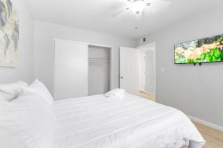 Gorgeous Two Bedroom Sleeps 6! Close to Strip! - Las Vegas - 5