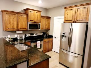 Cedar Getaway - Hot Tub, Private Sauna, Pool-Pong! - 1