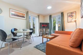 Balmoral Court -Sleeps 6 -Free Parking with Workstation & High-Speed WiFi - Birmingham - 0