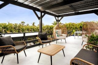 Luxury Tropical Oasis-4 BedRm Private Pool Retreat - 2