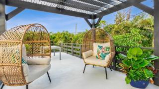Luxury Tropical Oasis-4 BedRm Private Pool Retreat - 3
