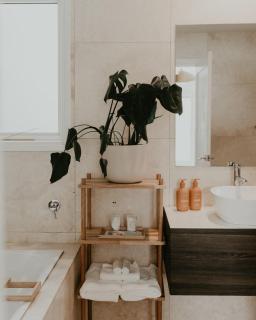Stylish and Relaxing - Bathtub, Vinyls, Fireplace - Hepburn Springs - 3