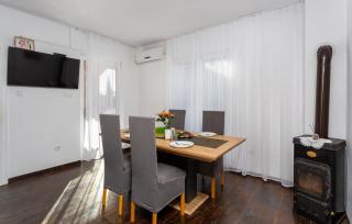 Stunning Home In Pinezici With Kitchen - Pinezici - 6