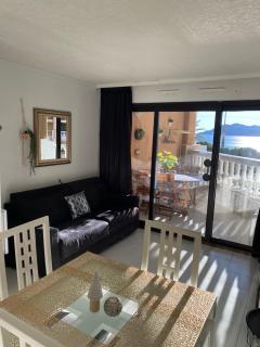 Bord de mer, terrasse, tout à pieds - 3