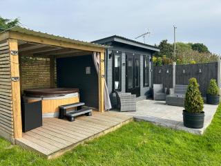 Dolafon farm luxury glamping cabin with hot tub - 8