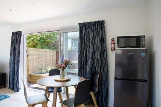 Classy Modern Unit close to Airport, Shops and Bus - 6