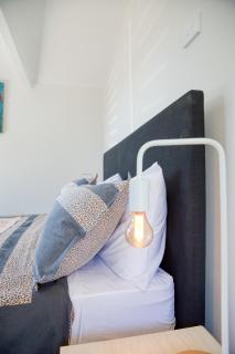 Classy Modern Unit close to Airport, Shops and Bus - 2