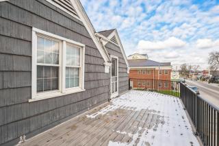 The Loft 3BR Apartment with Scenic Deck - 5