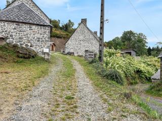 Maison de campagne spacieuse à Chastreix avec cheminée - Chastreix - 0