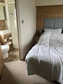 Modern 6 Berth Caravan With Front Decking At Manor Park, Hunstanton Ref 23015T - Hunstanton - 4
