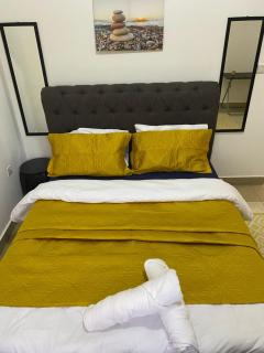 Sanctuary Aparthotel-AC-Garden- Solar-Wi-Fi -Firepit-Park-Carport - Lusaka - 3