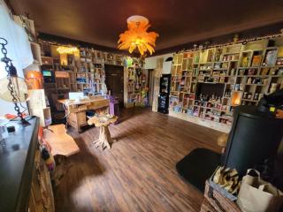 The Cwtch Peace & quiet surrounded by nature in complete privacy with rustic charm, log burner, comfy bed, fire pit, campers kitchen, beautiful surroundings - Narberth - 6