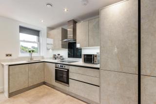 Luxury 2-Bedroom Apartment, Leatherhead, Sleeps 5 - Leatherhead - 7