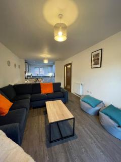 Hawksbill Room 1 in a 3 bed house - 1