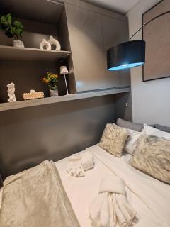 Chic 2BR near Dubai Mall & Burj l Canal & City view I 5 pax - Dubai - 1