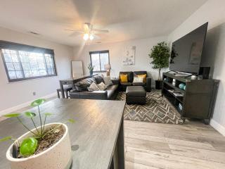 Modern Condo Central Huron Boat Basin Area - 6