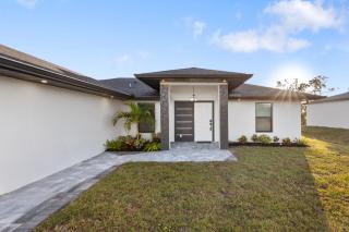 Chic Newly Built Vacation Escape with Canal view - Cape Coral - 0