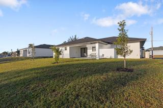 Chic Newly Built Vacation Escape with Canal view - Cape Coral - 6