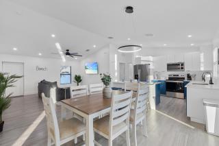 Chic Newly Built Vacation Escape with Canal view - Cape Coral - 4
