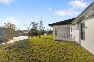 Chic Newly Built Vacation Escape with Canal view - Cape Coral - 2
