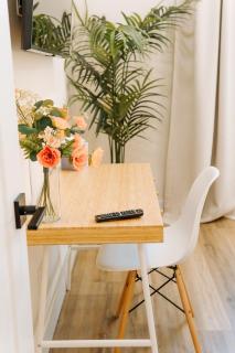 NEW Holiday Cottage 3BR Retreat - 1 Mile to Historic Downtown Nights of Lights, Short Drive to Beach, Waffle Bar and Patio - 3