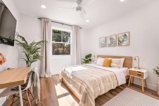 NEW Holiday Cottage 3BR Retreat - 1 Mile to Historic Downtown Nights of Lights, Short Drive to Beach, Waffle Bar and Patio - 2