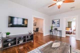 Lindale Charming Home Sleeps 4 Yard WiFi - 1