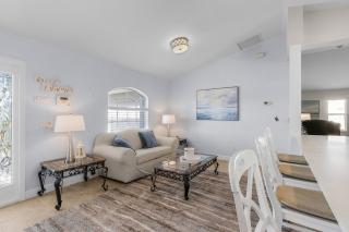 Casa Colada, A Modern 4-Bedroom Cape Coral Retreat - Cape Coral - 1