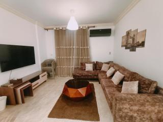 New, 3BD Garden Luxe - Walk to Eastern Market Al-Rehab! - Il Cairo - 2