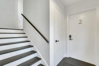 Spacious Mid-Century Art Haven - Savannah - 7