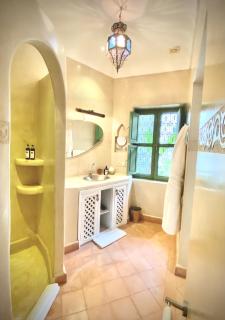 Riad Dar Adal exclusivité 2 à 6 personnes petit déjeuner compris place jemaa El fna - 1