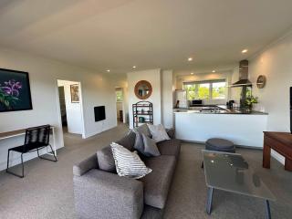 Panoramic City Views in a Modern Central Apartment - Hamilton - 6