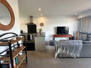Panoramic City Views in a Modern Central Apartment - Hamilton - 5