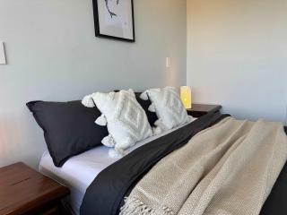 Panoramic City Views in a Modern Central Apartment - Hamilton - 2