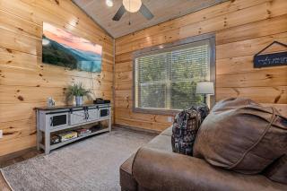 2 turns from Dollywood & Soaky Mountain!, 2 bedroom, 2 bath cabin! - Sevierville - 0