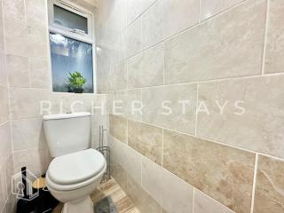 Bright 3-Bedroom House, Driveway and Garden - Tilbury - 3