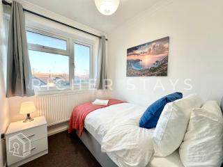 Bright 3-Bedroom House, Driveway and Garden - Tilbury - 1