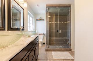 Mountain View-Steam Shower-2 Tier Patio- King Bed - - 8