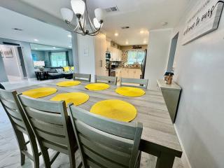 8 Min to Beach, Backyard, Firepit, Pool Table, - Dania Beach - 4