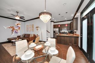 Vibrant Vegas Vibes - Hot Tub & Games - Perfect 4 Family & Groups - Houston - 1