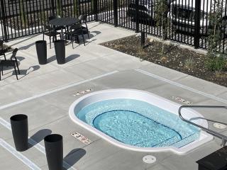 The Canmore Mountain View Retreat with Heated Pool & Hot Tub - 8