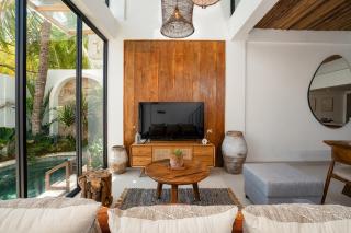 Villa Casa Goya - Lofty Pool Villa Near The Beach in Vibrant Legian - Legian - 7
