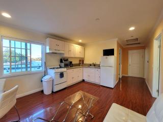 3 bedroom apartment by the MrC Hotel and 5 minutes to Rodeo Drive WiFi TV Patio walk to restaurants - Los Angeles - 8