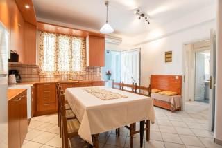 Three Bedroom Apartment 7-9 Adults First Floor - Parikia - 3
